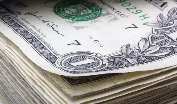 Dólar fecha em alta de 0,69% apesar do BC