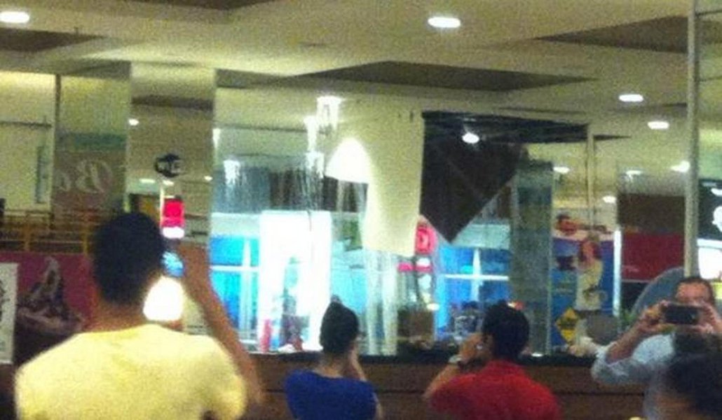 Parte do teto do Goiânia Shopping desaba e causa tumulto