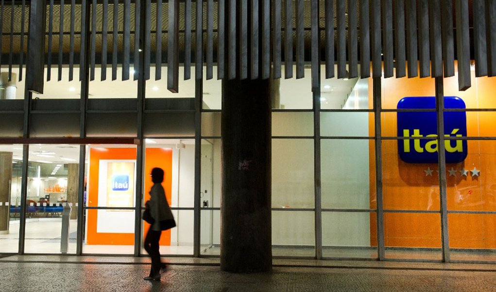 Itaú lucra mais, mas emprestará menos