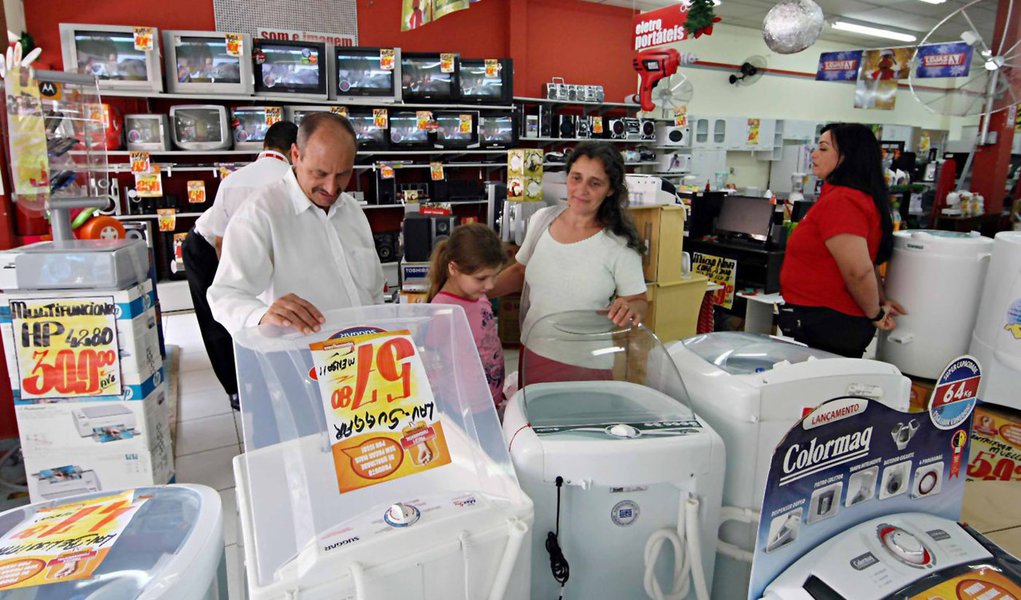 Economia brasileira cresce 0,9% em 2012, diz IBGE