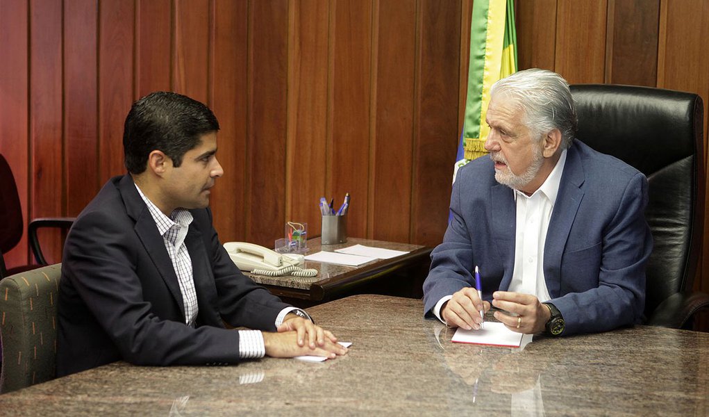 Veja apresenta ACM como potencial parceiro do PT