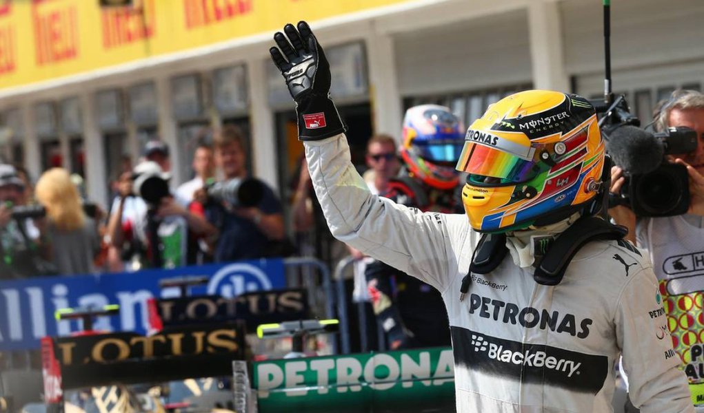 Hamilton obtém terceira pole seguida em Budapeste