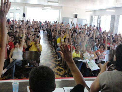 Professores rejeitam reajuste de 6,5% e aprovam indicativo de greve