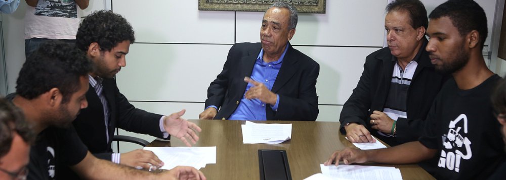 João recebe "Não Pago", que dá nota zero para reunião: "Prefeito despreparado"