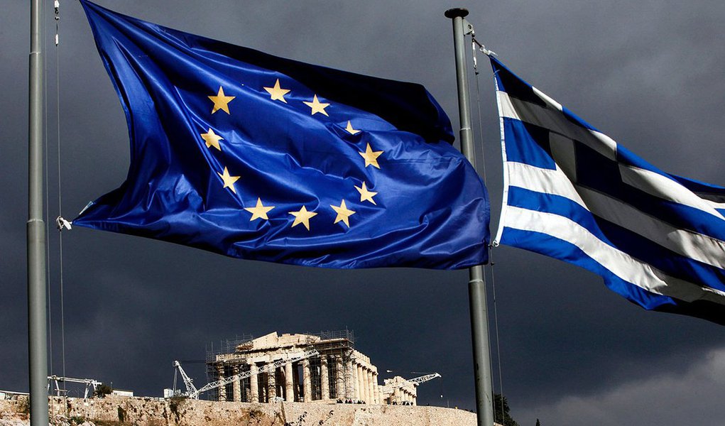 Zona do Euro aprova nova ajuda à Grécia