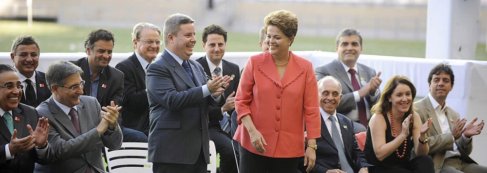 Dilma comemora título: 'Brasil acordou alvinegro'
