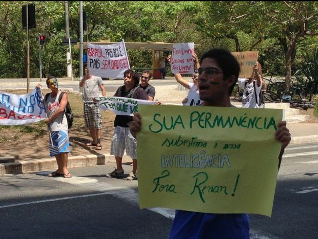 "Fora Renan" reúne dez estudantes em Aracaju
