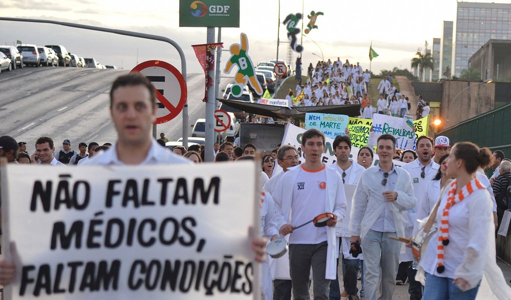 Associação Médica Brasileira vai à Justiça contra Mais Médicos