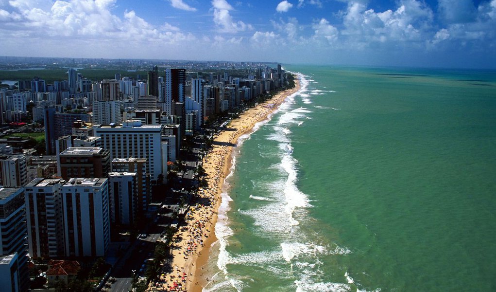 MP quer interditar praias com risco de tubarão