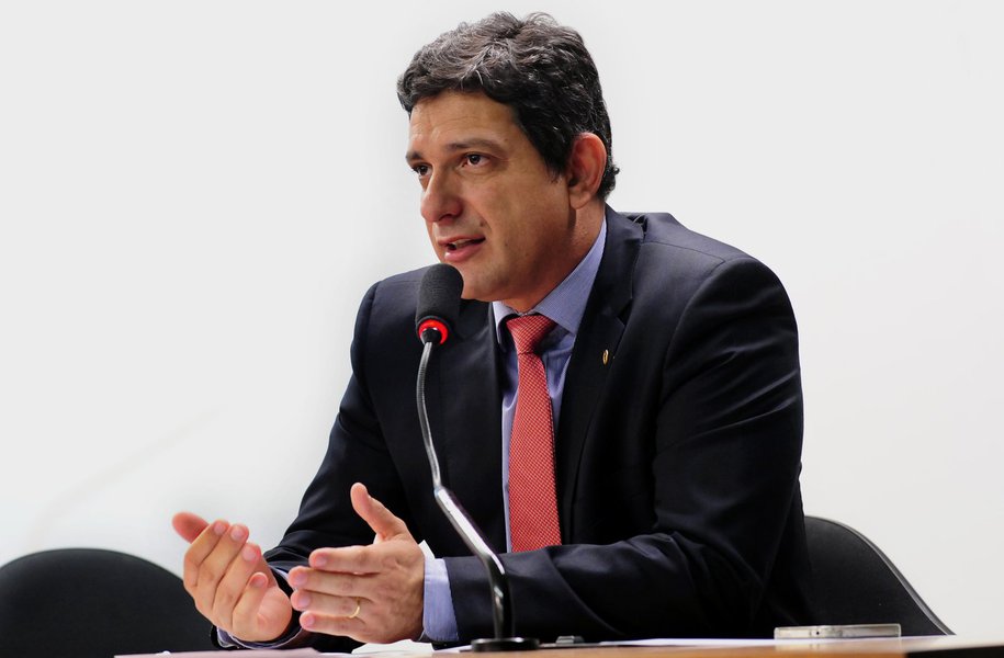 Rogério Carvalho defende mudança na validação do diploma de Medicina