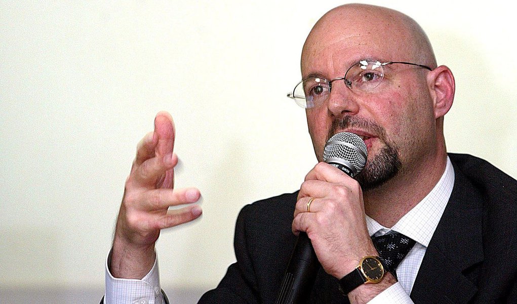 Economista ataca condução da política econômica