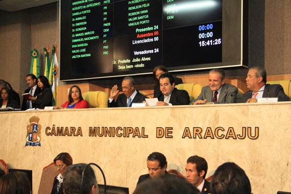 João diz que não tem "soluções mágicas" para os problemas de Aracaju