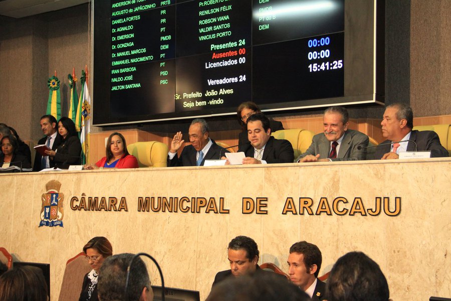 João diz que não tem "soluções mágicas" para os problemas de Aracaju
