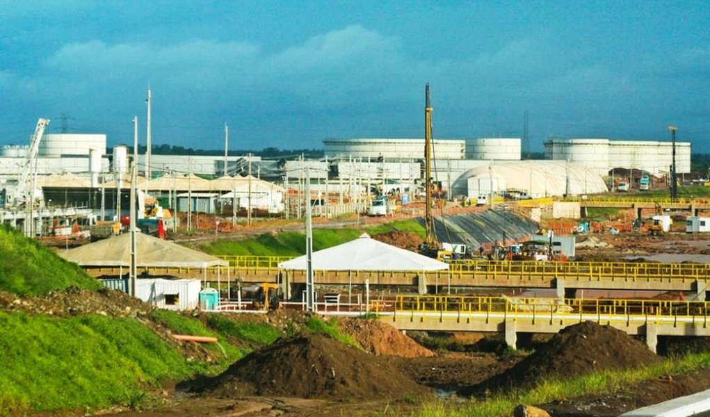 PDVSA quer pagar sociedade com óleo cru