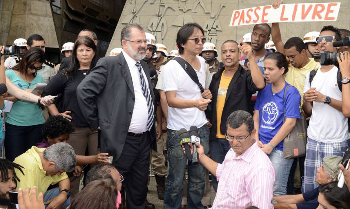 Manifestantes pressionam governo por passe livre