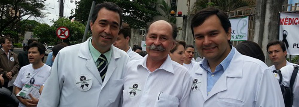 Médicos boicotam SUS e protestam na porta do HC