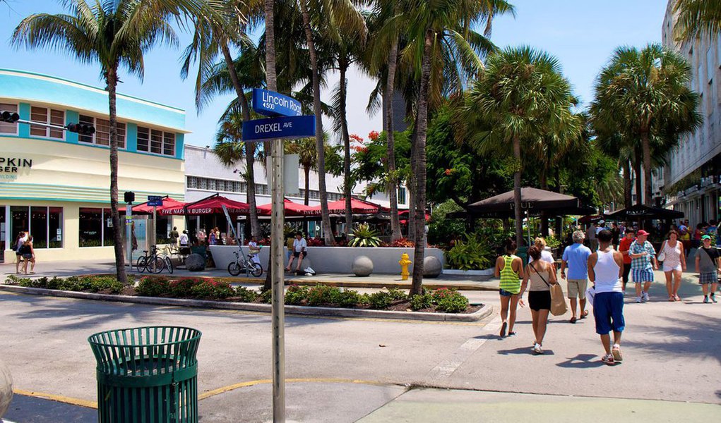 Mesmo com dólar alto, gastos no exterior batem recorde