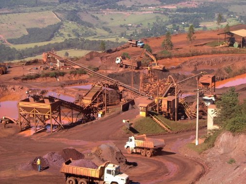 Mineração entre a riqueza e a devastação