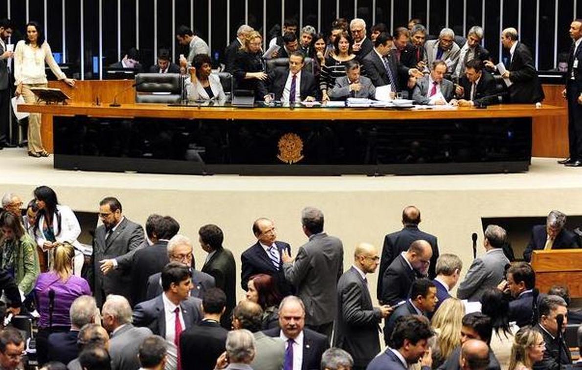 Cinco deputados de GO votam contra mais recursos para saúde e educação 
