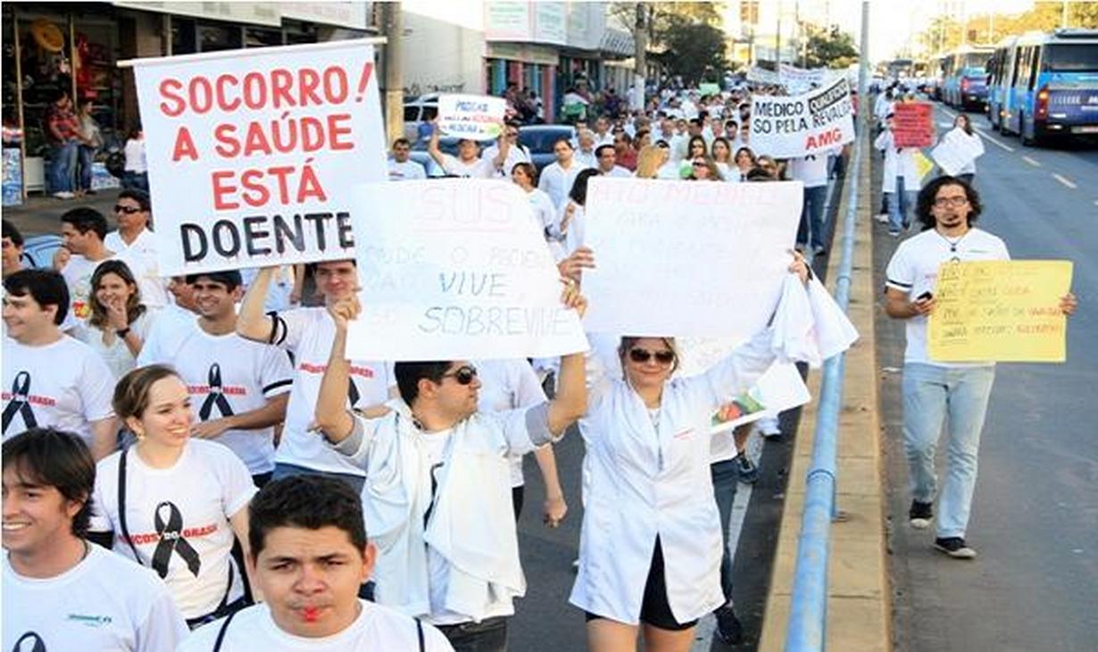 Médicos protestam e vão paralisar serviço no SUS