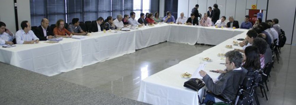 Prefeito adota medidas para reduzir gastos