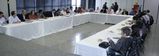 Prefeito adota medidas para reduzir gastos