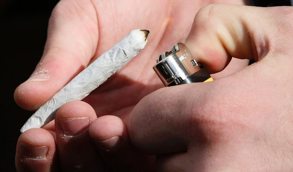 Uruguai vai aconselhar comer ou inalar maconha