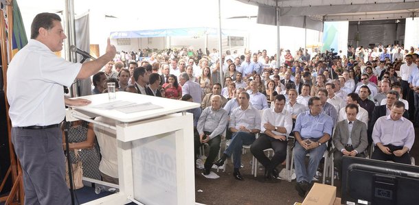 Perillo investe pesado em reduto irista na Capital