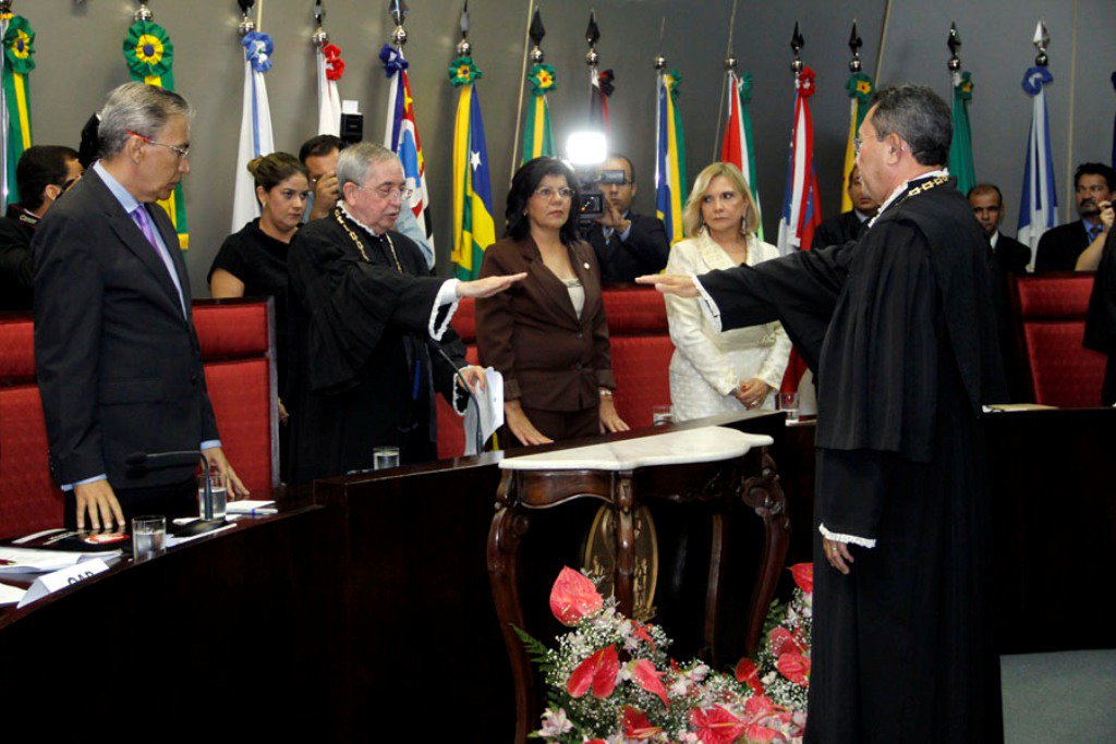 Veja ignora independência do Judiciário ao tentar criar factoide contra Déda