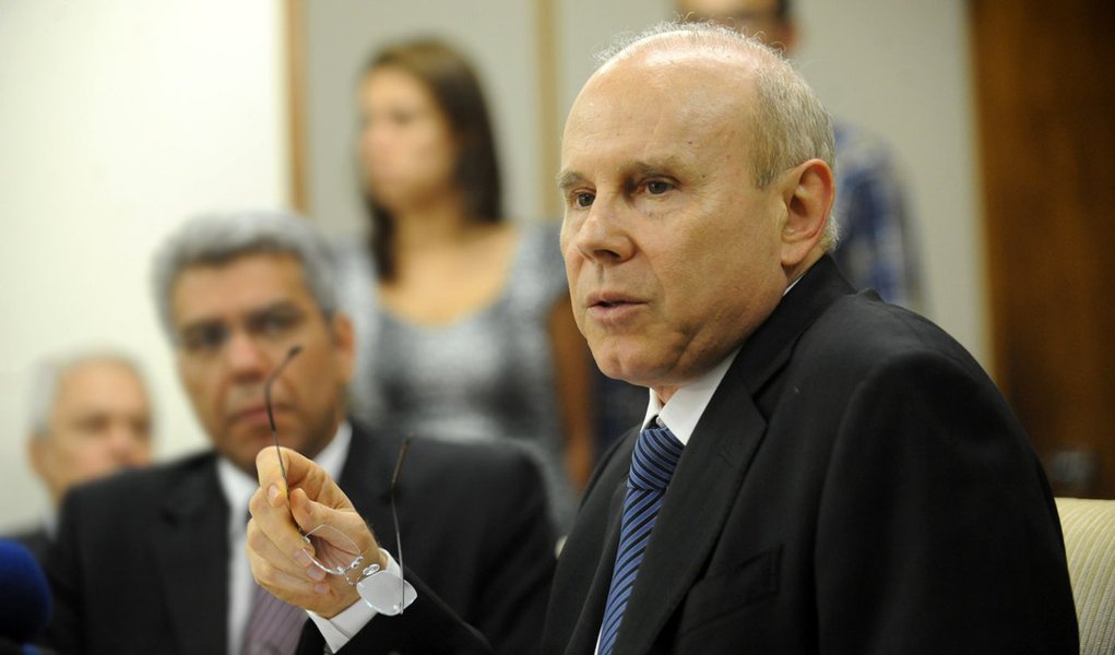 Criticado na mídia, Mantega tem apoio dos empresários