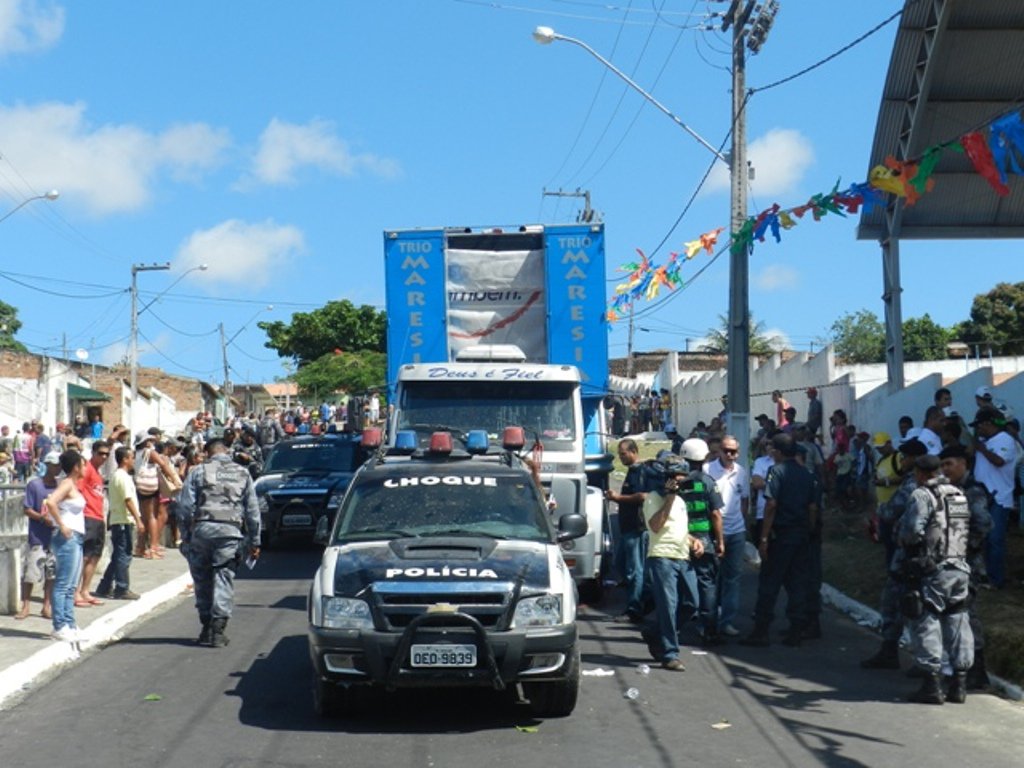 Trio elétrico desgovernado mata duas crianças em Socorro