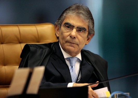 Sobre Santa Maria, Ayres se diz com alma trincada