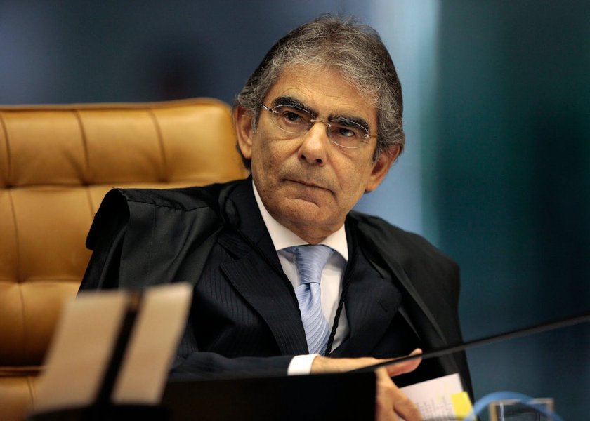 Sobre Santa Maria, Ayres se diz com alma trincada