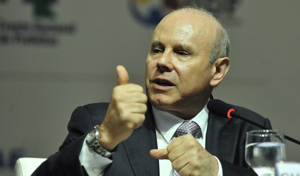 Mantega nega mudança na política cambial