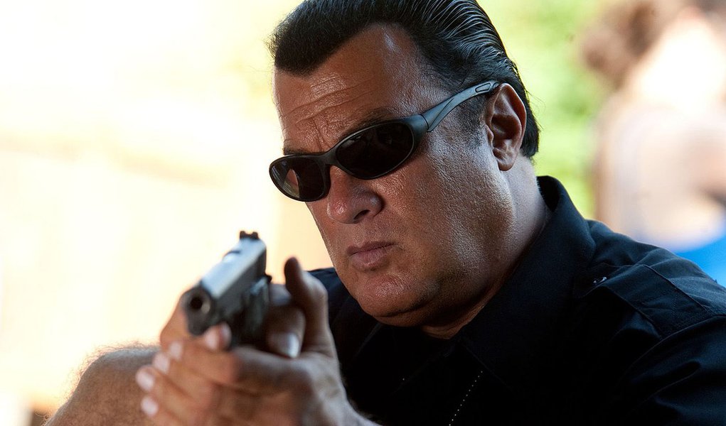 Steven Seagal treinará voluntários para defender escolas em tiroteios