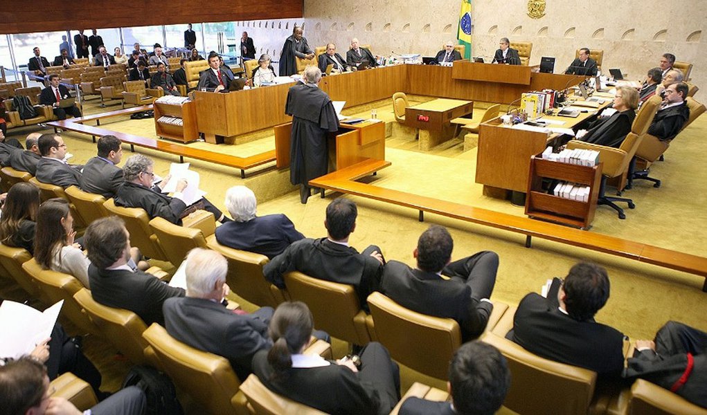 Réus querem nova votação sobre mandatos no STF