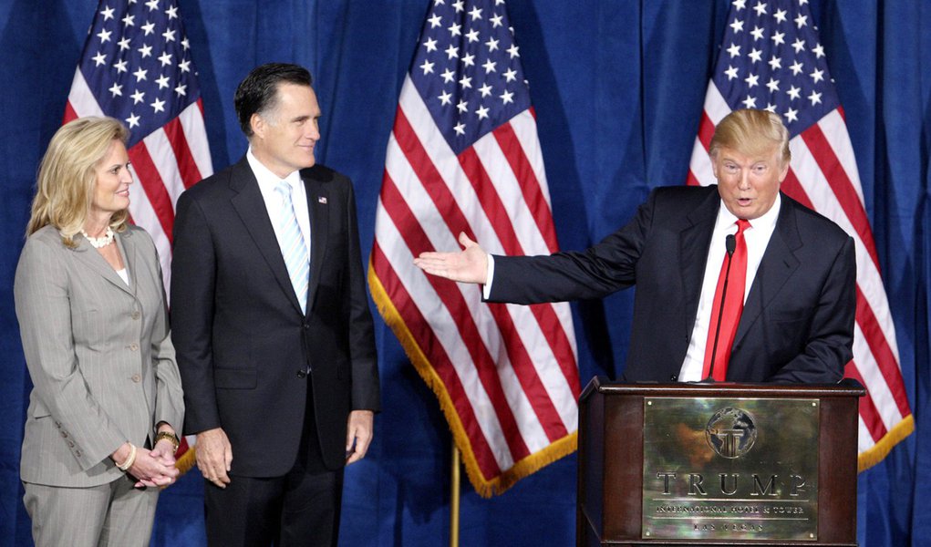 Bilionário Donald Trump anuncia apoio a Mitt Romney