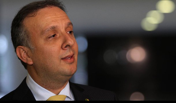 Novo ministro diz assumir sem medo de 'fogo amigo'