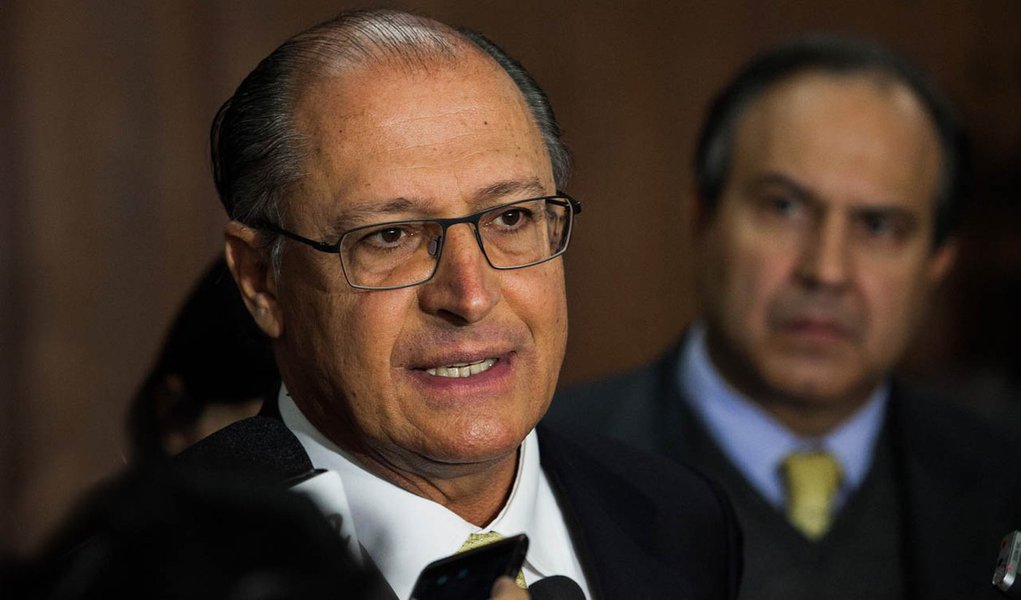 Médico, Alckmin critica estágio de 2 anos no SUS