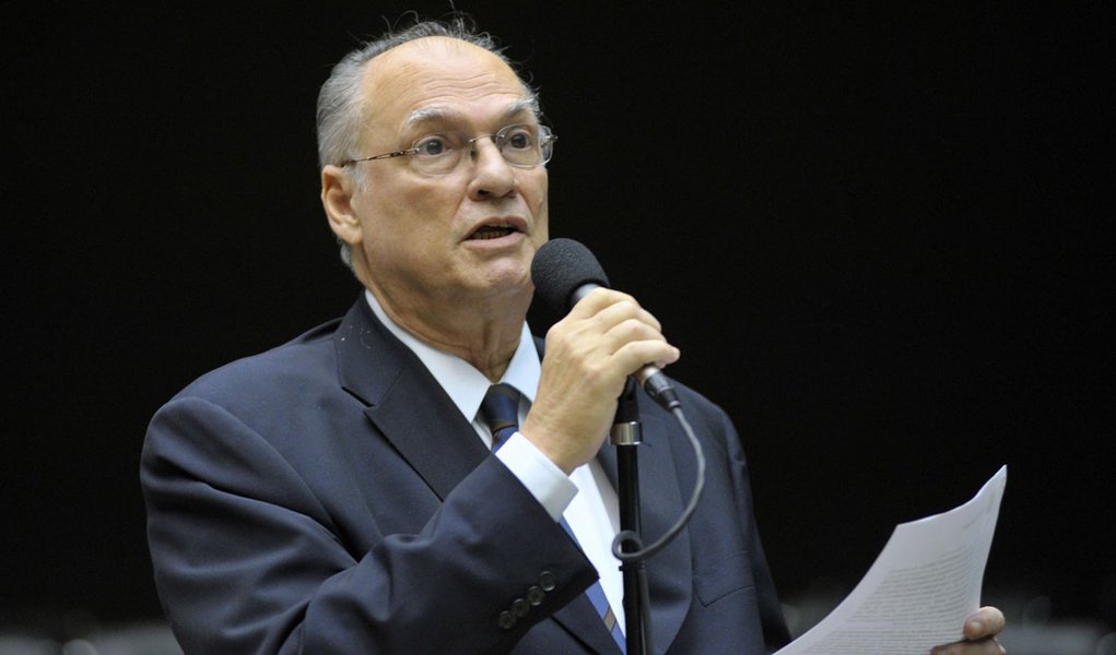 Freire inicia corrida para tentar salvar o partido