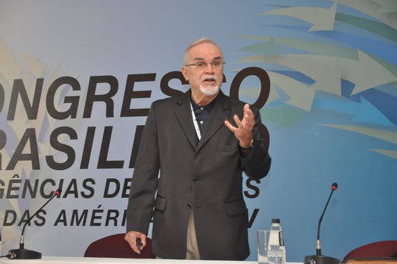 Com Temer poeta e Renan professor de ética, Damatta quer sair do País