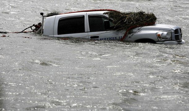 "Isaac" perde força, mas segue castigando Nova Orleans