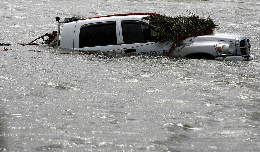 "Isaac" perde força, mas segue castigando Nova Orleans