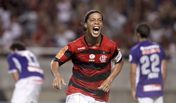 Flamengo ignora crise, ganha e garante classificação