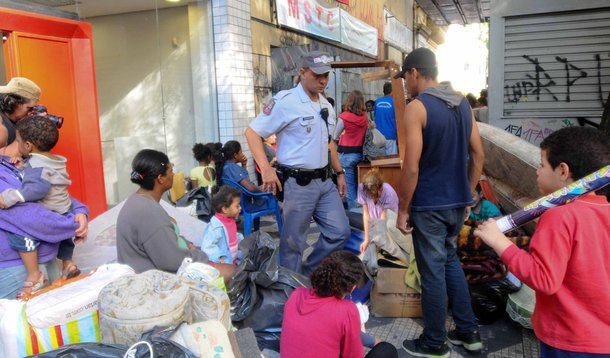 Moradores retirados de prédio em SP montam barracas