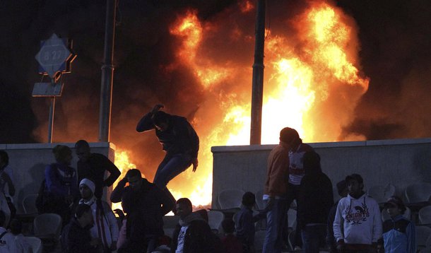 Conflito entre torcidas no Egito deixa 73 mortos