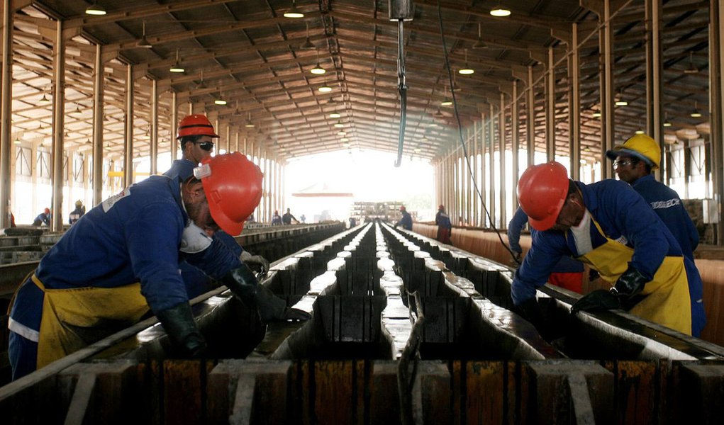 Emprego começa a cair na indústria