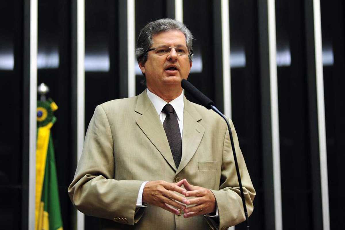 Jutahy quer explicação de "escândalo" da Petrobras