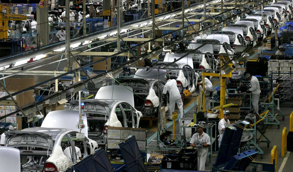 Venda cai e produção de veículos aumenta em janeiro