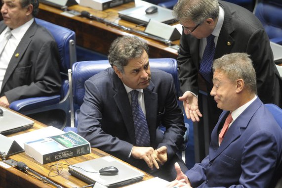 Aécio nega falta de firmeza da oposição no Congresso
